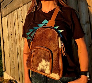 Bolso de Pecho de Cuero Genuino de Piel de Vaca con Pelo, Bandolera Cruzada de Cuero Auténtico Estilo Western para Hombre LCB-0209 - Product Image 1