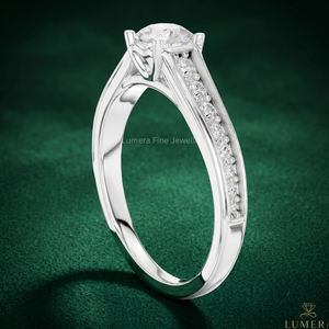 Anillo de Compromiso con Diamante Cultivado en Laboratorio Personalizado, Oro Blanco de 9K, 10K, 14K, 18K, Chapado en Rodio, Lujoso Solitario con Piedras Laterales Engastadas en Canal - Product Image 4