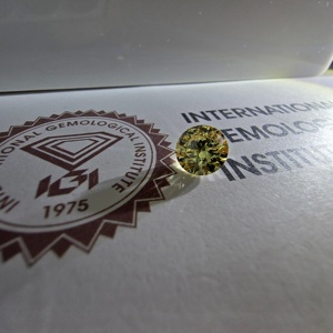 Diamant de laboratoire jaune fantaisie rond brillant de 2,5 carats certifié IGI, VS2, non monté, pour la création de bijoux - Product Image 3