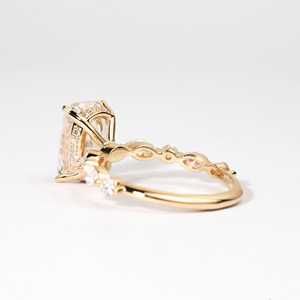 Bague de fiançailles en or massif 10K 14K 18K avec diamant de laboratoire taille émeraude et marquise, design de joaillerie fine, certifiée IGI, couleur E VVS - Product Image 2