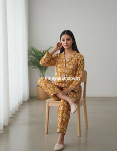 Exquisito Conjunto de Pijama de Algodón con Estampado Floral en Amarillo Mostaza, Camisa con Botones y Cuello con Muescas, y Pantalones de Pierna Recta - Product Image 5