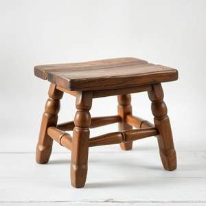 Taburete de madera resistente construido con patas de madera gruesas para mayor estabilidad, resistencia y una experiencia de asiento confiable. - Product Image 3