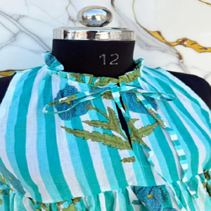 Robe en coton motif jardin turquoise, motif artisanal brodé, formes superposées, textile respirant, simple, longueur ras du sol, sans manches - Product Image 2