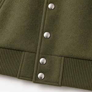Veste universitaire unisexe vert olive, manches 100% laine, col montant, fermeture boutonnée recouverte, décontractée, coupe-vent d'hiver, devant en coton - Product Image 6