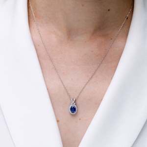Pendentif de haute qualité en saphir bleu, style nœud papillon, avec halo de diamants, or 14 carats, fait main, certifié IGI, OEM - Product Image 5