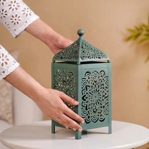 Farol Marroquí Verde Salvia con Intrincados Diseños Florales, Portavelas de Metal para una Decoración Elegante de la Mesa del Hogar - Product Image 2