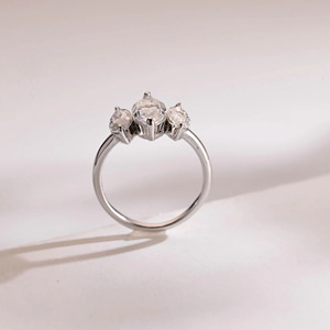 Bague en or blanc 14 carats avec trois diamants de laboratoire taille marquise - Product Image 6