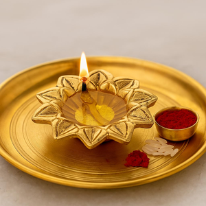 Lámpara de aceite de latón artesanal con diseño floral, tradicional Deepam, Pital Diya decorativo para decoración de mesa en el hogar o templo. - Product Image 2