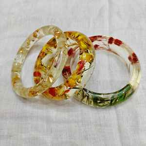 Pulsera de resina pulida con acabado liso, joyería de resina con efecto cristal, pulseras de resina artesanales, pulsera de resina con flores secas - Product Image 2