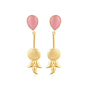 Boucles d'oreilles élégantes en laiton plaqué or avec pierre précieuse œil de chat rose sertie, bijoux de mode pour femmes - Product Image 1