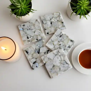 Posavasos Modernos de Piedra Lunar Arcoíris |   Juego de Posavasos de Piedra Refractiva de Luz |   Decoración de Mesa Cuadrada Blanca con Destellos Azules de 4 Pulgadas - Product Image 3