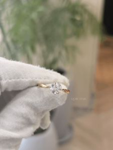 Anillo de Compromiso Solitario Redondo Premium, Estilo Contemporáneo con Vástago Curvo, Oro de 18 Quilates, 2.276 Quilates, Joyería Nupcial de Lujo - Product Image 3