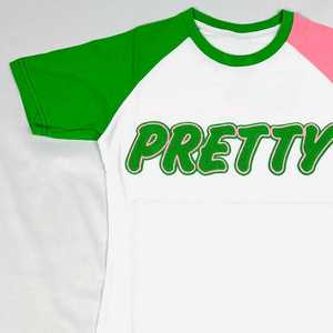 Camiseta Premium AKA Opp Sleeve para Mujer, con Letras Griegas Bordadas, Manga en Contraste, Cuello Redondo, Top Casual de Alta Calidad - Product Image 5