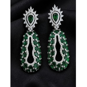Aretes de Latón Plateado de Primera Calidad con Diamantes de Imitación CZ, Colección de Aretes para Mujer, Elegancia y Calidad - Product Image 1