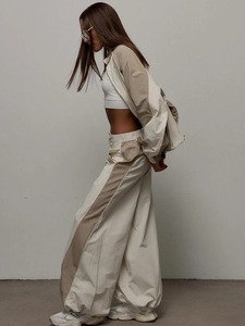 Conjunto Deportivo Personalizado con Logotipo, Chaqueta Corta de Nailon con Cierre y Paneles en Contraste para Mujer, y Pantalones de Nailon - Product Image 5