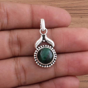 Collier pendentif vintage en malachite verte naturelle, argent sterling 925 plaqué platine, charme en pierre précieuse à bandes artisanal, unisexe - Product Image 1