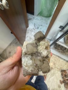 Calcite naturelle sur cristal d'heulandite |   Spécimen minéral de qualité supérieure pour collection et décoration intérieure - Product Image 1