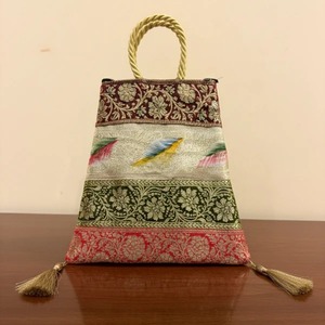 Sac fourre-tout Banarasi en plumes multicolores fabriqué en Inde, élégant, traditionnel, inspiré de la soie, fait main, disponible à la vente - Product Image 4