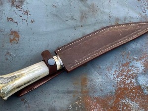Couteau de chasse en acier damas forgé à la main avec manche en os de chameau et étui en cuir, lame à pointe tombante - Product Image 5