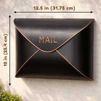 Boîte aux lettres murale moderne et vibrante de couleur orange, style enveloppe, avec accent bordé de brûleur, finition brillante.