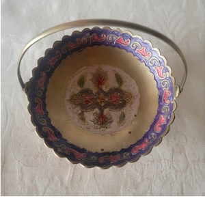 Bol de service vintage en métal émaillé fait main avec poignée, motif floral, décoration traditionnelle chinoise - Product Image 1