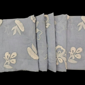 Tissu en coton slub bleu clair de qualité supérieure avec broderie florale 3D blanche - Matériau à motif botanique en relief - Vente chaude - Product Image 2