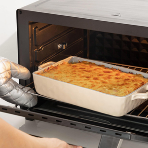Casserole de bœuf fumé au four avec une riche sauce tomate, fromage fondu, légumes grillés, beurre à l'ail et bœuf tendre - Product Image 6