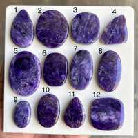 Charoite Naturelle de Qualité, Cabochon Semi-Précieux en Pierre Brute, Tailles Personnalisables (Ovale, Poire, Coussin), Matériau Quartz, Troisième Qualité