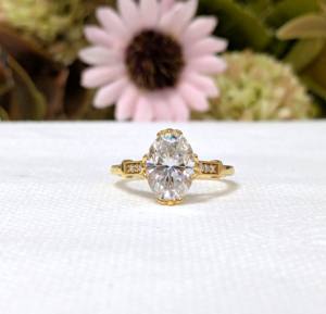 Anillo de compromiso de estilo vintage con diamante cultivado en laboratorio de corte ovalado de 2 quilates para mujer, anillo de oro amarillo macizo de 14k, regalo de aniversario - Product Image 1