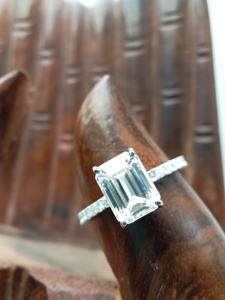 Bague de fiançailles et de mariage solitaire D'VINS JEWELS en or blanc 10K massif avec diamant VVS taille émeraude 2.0 CT certifié IGI – Collection Fine - Product Image 6