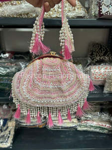 Bolso de noche con marco de cuentas rosas y asas de perlas con borlas para fiesta de bodas - Product Image 1