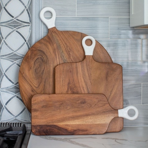 Ensemble de 3 planches à découper en bois de noyer charmantes, présentant des motifs de grain naturel et des poignées uniques à anneau blanc pour couper les légumes - Product Image 1