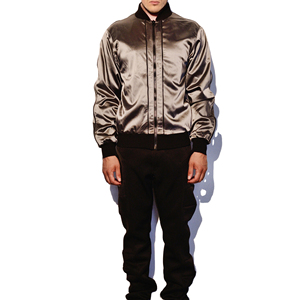Blouson bomber en polyester satiné rouge pour femme, style universitaire, fermeture éclair, streetwear sportif, coupe courte, col rabattu - Product Image 6