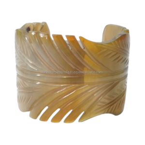 Brazalete de Cuerno Natural Pulido Hecho a Mano, Diseño Abierto, Joyería Étnica Tribal Moderna, Regalo Elegante para Mujer - Product Image 4