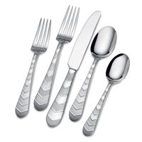 Ensemble de couverts en métal argenté poli pour table de dîner formelle et arrangement de banquet de luxe