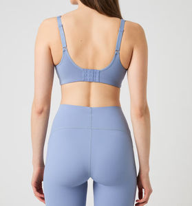 Ensemble d'entraînement premium sans coutures pour femme : Soutien-gorge de sport gainant et Legging sculptant taille haute – Confort optimal pour la gym, le yoga et le fitness - Product Image 4