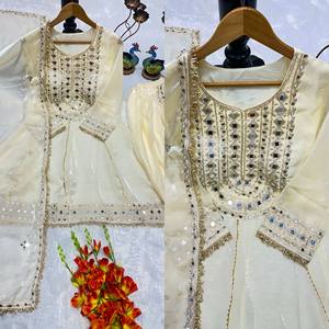 Ensemble de robe de mariée indienne et pakistanaise traditionnelle élégante en soie beige brodée pour femmes, coupe ample, style longueur cheville - Product Image 4