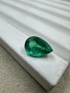 Émeraude naturelle zambienne taille poire 2,62 carats vert riche pierre précieuse non montée pour la fabrication de bijoux - Product Image 1