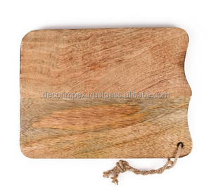 Une coupe rectangulaire avec une poignée en bois et planche de service, probablement en bois de sheesham, également connu sous le nom de palissandre indien. - Product Image 2