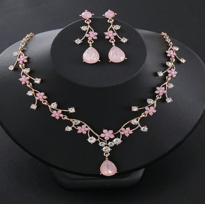 Ensemble de mariée éblouissant en or rose, comprenant un grand pendentif chandelier et des boucles d'oreilles, disponible à prix de gros. - Product Image 6