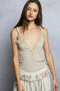 เสื้อสายเดี่ยวคอวีลูกไม้ลายลูกไม้ - Product Image 2