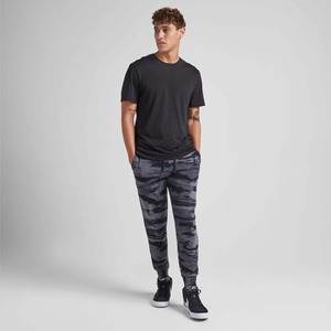 Maquette de T-shirt noir vierge pour homme en coton épais à manches courtes et col rond, modèle de vêtement uni pour impression personnalisée - Product Image 3
