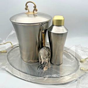 Seau à glace en métal brossé avec couvercle et poignée métalliques ornés, et pelle, silhouette évasée isolée, article de bar de luxe premium - Product Image 3