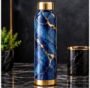 Botella de Agua Moderna de Lujo con Diseño de Mármol, Acero Inoxidable, Tapa Dorada, Portátil para Viajes - Product Image 5