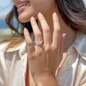 Bague en moissanite taille émeraude en argent sterling 925 plaqué or rose, solitaire de luxe pour fiançailles et mariage, cadeau pour elle - Product Image 4