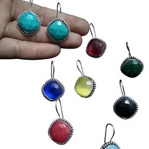 Boucles d'oreilles pendantes pour femme en laiton plaqué argent antique, onyx vert turquoise, style traditionnel fait main, personnalisables, cadeau pour elle - Product Image 1