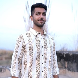 Camisa Blanca de Algodón Hecha a Mano para Hombre con Rayas Marrones Tradicionales de Rajasthani con Estampado a Bloque, Estilo Étnico Informal - Product Image 1
