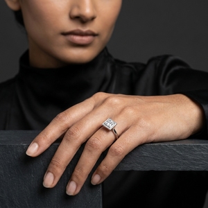 Anillo de Compromiso de Platino PT950 con Corte Princesa y Diamantes Laterales, Color D, Certificado IGI, Estilo Clásico para Mujer - Product Image 3