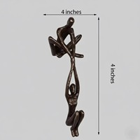 Étagère en métal contemporaine, sculpture en bronze d'un homme soulevant une femme, figurine romantique pour décoration d'occasion spéciale et cadeau.