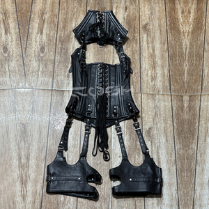 Corset en cuir noir à baleines en acier, style fétichiste et gothique, avec jarretières pour le cou et les cuisses - Product Image 6